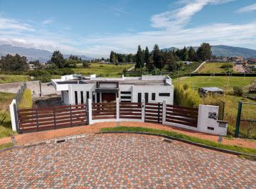 Casa · 775m² · 3 Habitaciones · 8 Estacionamientos · Casa en Venta Sangolquí Urbanización Navarra 1