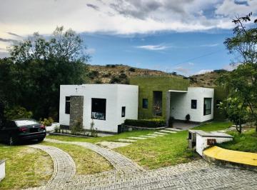 Casa · 300m² · 3 Habitaciones · 8 Estacionamientos · Venta Terreno 2.400 m² a 8 Min. Guayllabamba Más Casa y Suite Airbnb