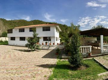 Casa · 580m² · 3 Habitaciones · 20 Estacionamientos · Venta Quinta en Guayllabamba, con Casa 2 Pisos, Bbq y Árboles Frutales