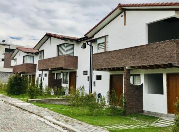 Casa · 118m² · 3 Habitaciones · 2 Estacionamientos · Jal. Venta Casa La Armenia Quito 3 Dorm. Vista Al Ilaló Junto a Plaza Comercial