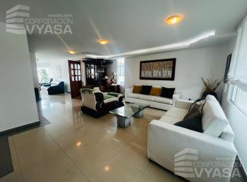 Casa · 234m² · 3 Habitaciones · 3 Estacionamientos · Cumbayá - Lumbisí, Se Vende Casa en Urbanización, Área 234 m² Útiles en Terreno de 300 m²