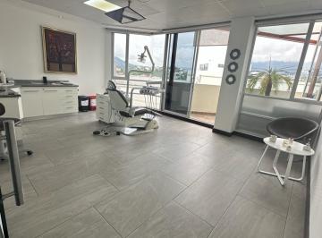 Oficina comercial · 218m² · 8 Habitaciones · 5 Estacionamientos · Oficina - Cumbayá