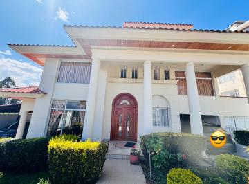 Casa de 4 habitaciones, Quito · Casa de 4 Habitaciones y Una Mini Suite, 5 Baños en Urbanización de Lujo