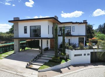 Casa · 736m² · 4 Habitaciones · 6 Estacionamientos · Casa de Lujo Cerca de Arrayanes