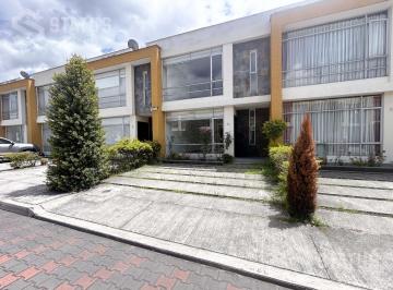 Casa · 120m² · 3 Habitaciones · 12 Estacionamientos · Venta de Casa en Conjunto Sector Fajardo - Cerca Al Estadio del Independiente del Valle