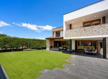 Casa · 480m² · 4 Habitaciones · 6 Estacionamientos · Renta Casa de Lujo, Puembo, Piscina Privada, con Jardin Zen, 4hab.
