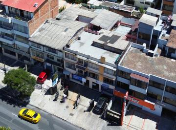 Edificio-Hotel-Fabrica de 10 habitaciones, Quito · Casa Comercial de 775 m² Cubiertos con 3 Departamentos y 2 Locales en La Av America