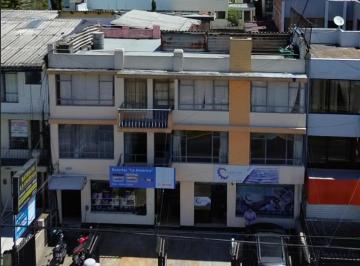 Casa de 10 habitaciones, Quito · Casa Edificio 3 Plantas de 775 m² Cubiertos con 3 Departamentos y 2 Locales en La Av America