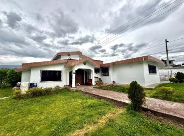 Casa · 357m² · 4 Habitaciones · 6 Estacionamientos · Los Chillos, La Merced, Hermosa Casa en Venta, 357 m²