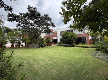 Casa · 556m² · 4 Habitaciones · 3 Estacionamientos · Vive El Lujo de Tenerlo Todo en un Solo Lugar. Casa en Venta. Intervalles