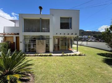 Casa · 274m² · 3 Habitaciones · 2 Estacionamientos · En Venta Casa con Patio. Sector Nayón