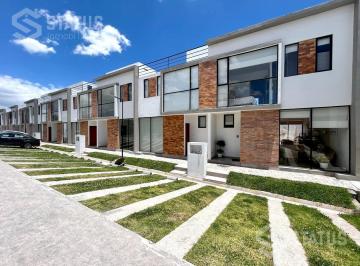 Casa · 105m² · 3 Habitaciones · 2 Estacionamientos · Casa de Venta en Conjunto - Sector Playa Chica Cerca Parque San Carlos de Alangasí