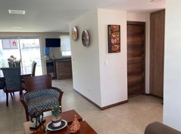Casa · 101m² · 3 Habitaciones · 1 Estacionamiento · Conocoto Casa Moderna con Amplio Jardin Valle de Los Chillos