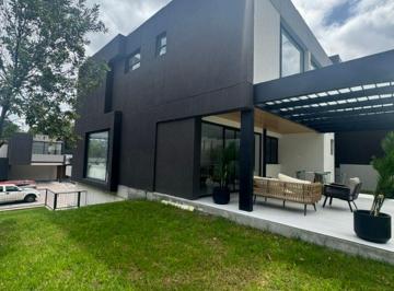 Casa de 3 habitaciones, Quito · Por Estrenar, en Urbanizacion, Jardin y Accesos 313 m² $435.000