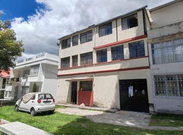 Casa de 4 habitaciones, Quito · En Venta Propiedad Esquinera Sector Av América