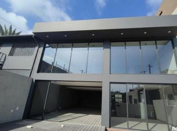 Casa de 2 habitaciones, Quito · En Renta Casa Comercial 2 Plantas 260 Mtrs, 6 Parq. Uso Multple. Triangulo San Rafael Valle Chillos