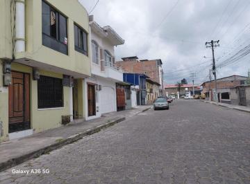 Casa de 3 habitaciones, Antonio Ante · Casa Rentera con 2 Departamentos y un Local Comercial en Venta, Ubicada en Atuntaqui