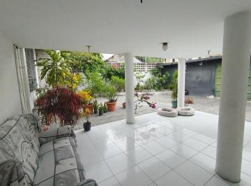Casa · 720m² · 4 Habitaciones · 6 Estacionamientos · Casa en Venta en Urdesa Central Estf