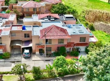 Casa de 3 habitaciones, Quito · Casa en Venta en Mirasierra 165 m²