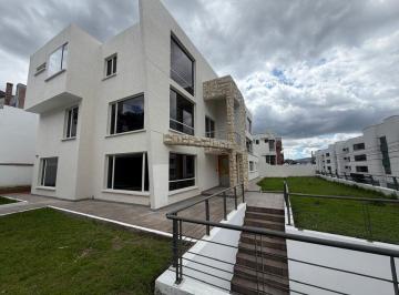 Edificio-Hotel-Fabrica de 6 habitaciones, Quito · Propiedad en Venta - 3 Departamentos, El Bosque