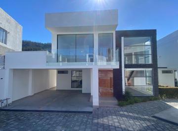 Casa de 3 habitaciones, Quito · Casa de Venta Sala Oble Altura, No Adosada. Dentro de Urbanización.