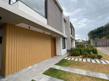 Casa de 4 habitaciones, Quito · En Venta Casa a Estrenar de 4 Dorm. en Urb. Campo Alegre