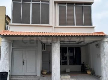 Casa · 320m² · 4 Habitaciones · 2 Estacionamientos · Venta de Casa "Duo" | Urb. Cataluña - Via a Salitre