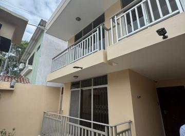 Casa de 5 habitaciones, Guayaquil · Casa con 2 Parqueos y 5 Hab. Más Patio - Bellavista