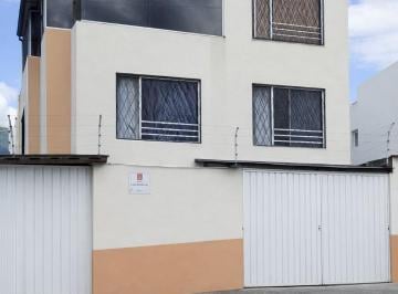 Casa · 136m² · 4 Habitaciones · 2 Estacionamientos · Casa Amplia de Dos Pisos a La Venta