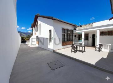 Casa · 404m² · 9 Habitaciones · 4 Estacionamientos · Casa Independiente de Venta con Potencial Comercial Sector Gatazo, Sur de Quito