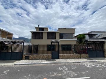 Casa · 400m² · 6 Habitaciones · 7 Estacionamientos · Casa - Cumbayá