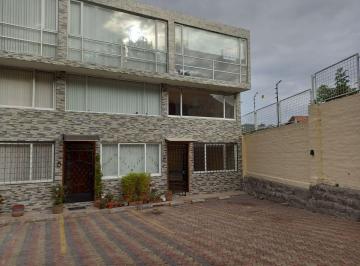 Casa de 3 habitaciones, Quito · Renta Casa Esquinmera 140 m², 3 Dorm., 26 m² Patio, Sector Urbanización El Arquitecto, Pusuqui