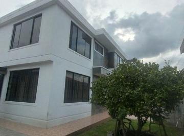 Casa de 4 habitaciones, Quito · Casa Independiente en Venta - Urb. Las Retamas, Capelo - Amplio Jardín - No Adozada