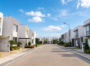 Casa de 3 habitaciones, Machala · Casa con Jacuzzi en Venta en Urb Celessia - Machala