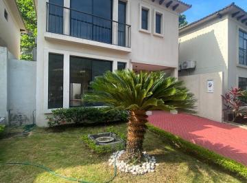 Casa · 134m² · 3 Habitaciones · 2 Estacionamientos · Casa en Alquiler con Excelentes Espacios en Urb. Bosques de La Costa, Via a La Costa