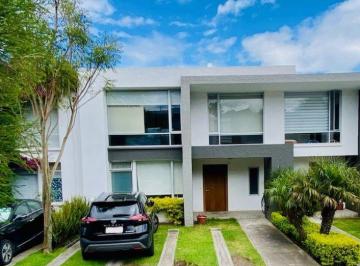 Casa de 3 habitaciones, Quito · Moderna Casa de Venta a un Paso de La Ruta Viva