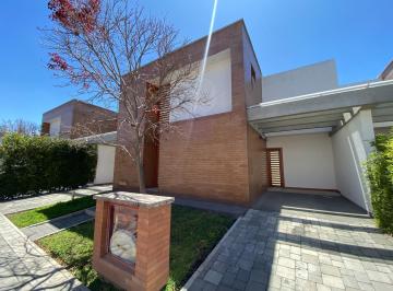 Casa · 224m² · 3 Habitaciones · 2 Estacionamientos · Casa de Venta Sector Hilacril