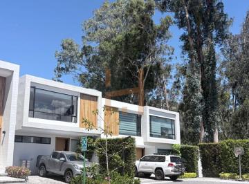 Casa de 3 habitaciones, Quito · Casa de Venta en Tumbaco a Una Cuadra de La Ruta Viva, Conjunto Cerrado, 3 Dorms con Baño, Estudio.