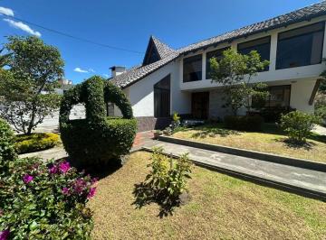 Casa de 4 habitaciones, Quito · Casa en Venta, San Isidro del Inca