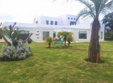 Casa · 290m² · 3 Habitaciones · 4 Estacionamientos · Venta Hermosa Casa con Amplio Jardin, Checa