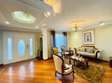 Casa · 454m² · 4 Habitaciones · 2 Estacionamientos · Venta Casa 4 Dormi, 454 m² Urb. Lomas Monteserrin