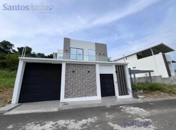 Casa · 203m² · 4 Habitaciones · 2 Estacionamientos · Casa Moderna en Excelente Ubicacion