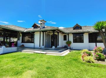 Casa · 450m² · 5 Habitaciones · 10 Estacionamientos · Casa en Pifo Oyambarillo