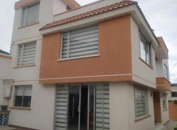 Casa · 290m² · 3 Habitaciones · 3 Estacionamientos · Casa en Pusuqui