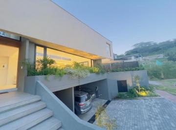 Casa de 5 habitaciones, Quito · Vendo Hermosa Casa en Una Allá Planta a Estrenar 4 D, Más Suit Independiente a Estrenar, Piscina!