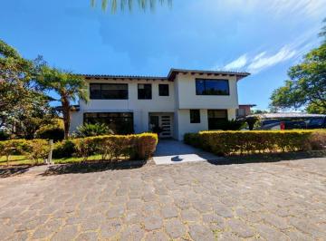 Casa · 320m² · 4 Habitaciones · 3 Estacionamientos · Casa Exclusiva de Venta con Terreno en Auqui Chico, Cumbayá