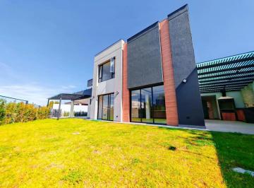 Casa · 274m² · 3 Habitaciones · 2 Estacionamientos · Casa Exclusiva por Estrenar en Puembo | Lujo, Amplitud y Plusvalía Garantizada