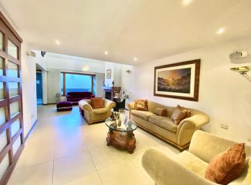 Casa · 212m² · 3 Habitaciones · 3 Estacionamientos · Amplia Casa de Venta | Tanda | 212 m²