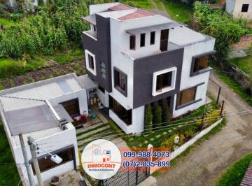 Casa de 4 habitaciones, Cuenca · Amplia Casa con Área Verde de Venta Sector Narancay