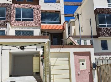 Casa de 3 habitaciones, Quito · Casa en Renta de 3 Pisos en Uraba 1 Carcelén
